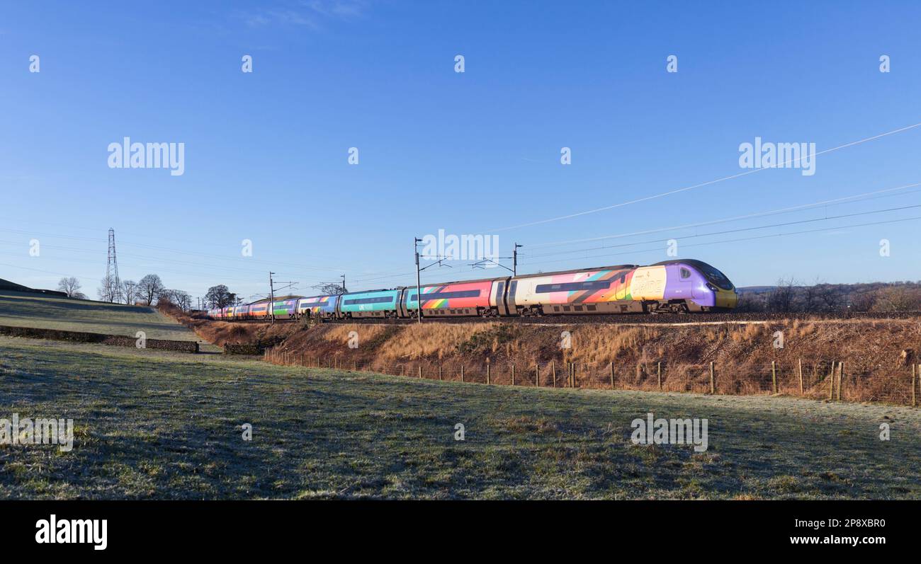 Avanti Westküste Alstom Pendolino PRIDE-Zug 390119 auf der Westküsten-Hauptlinie in Cumbria Stockfoto