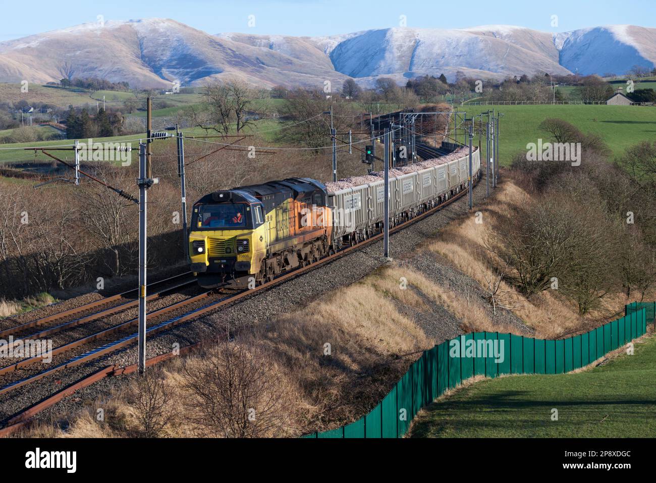 Colas Rail Freight Class 70 Diesellokomotive 70806, die einen Güterzug von Zuschlagstoffen auf der Hauptlinie der elektrifizierten Westküste in Cumbria transportiert Stockfoto