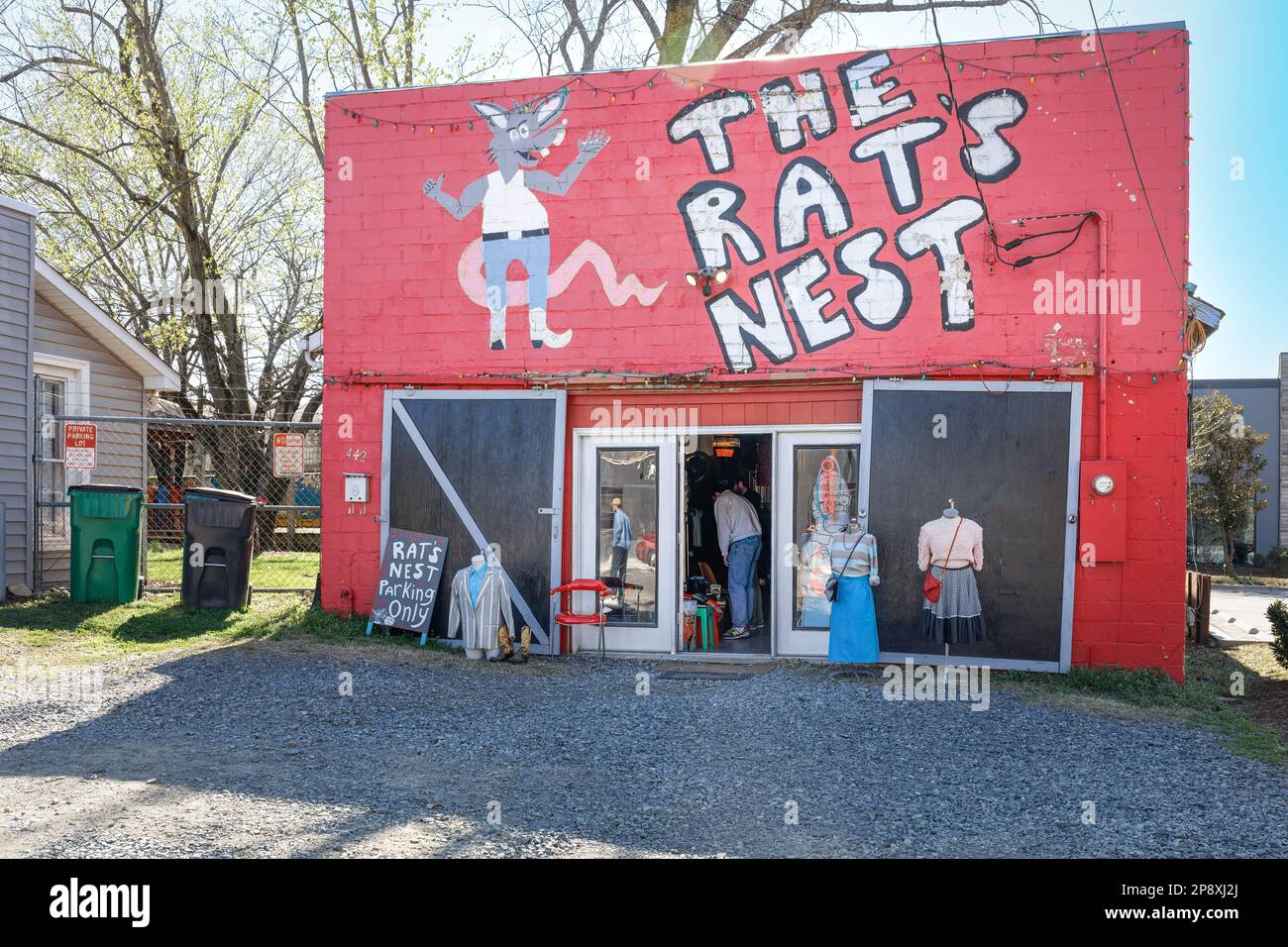 CHARLOTTE, NC-5. MÄRZ 2023: Bezirk Noda. Das Rat's Nest, ein Second-Hand-Laden. Zeigt zwei Männer hinter der Eingangstür. Stockfoto