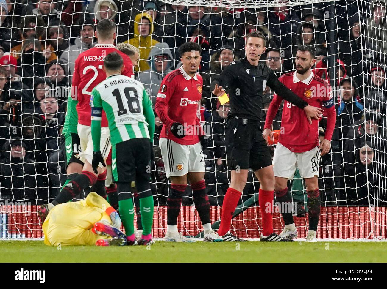 Manchester, Großbritannien. 9. März 2023. Schiedsrichter Daniel Siebert hält Bruno Fernandes von Manchester United fern von Germán Pezzella von Real Betis. Beim Spiel der UEFA Europa League in Old Trafford, Manchester, wurde Claudio Bravo von Real Betis schlecht angegriffen. Der Bildausdruck sollte lauten: Andrew Yates/Sportimage Credit: Sportimage/Alamy Live News Stockfoto
