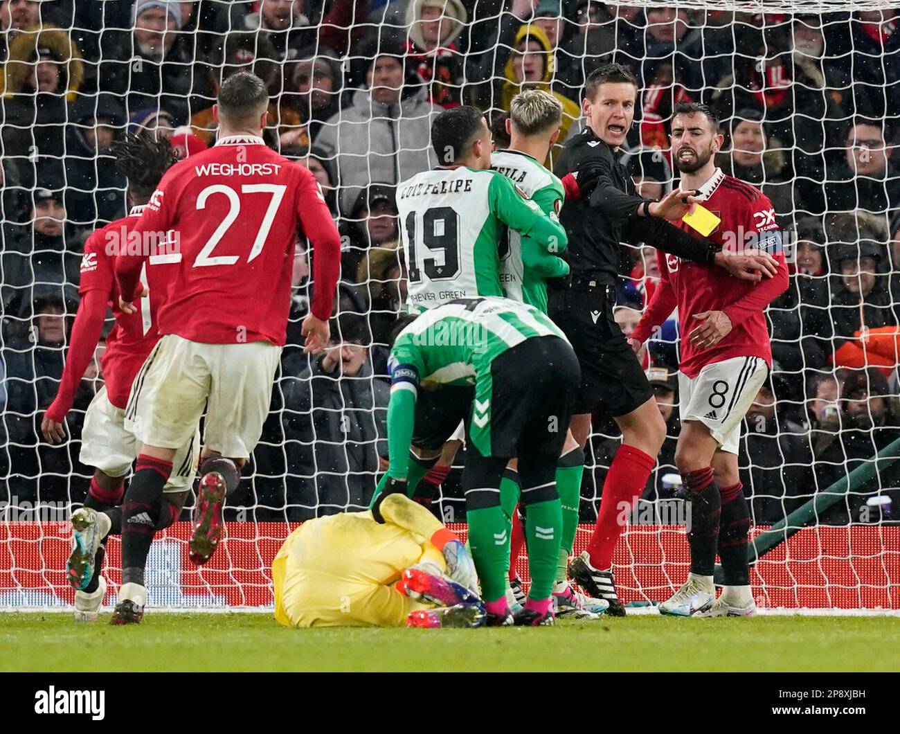 Manchester, Großbritannien. 9. März 2023. Schiedsrichter Daniel Siebert hält Bruno Fernandes von Manchester United fern von Germán Pezzella von Real Betis. Beim Spiel der UEFA Europa League in Old Trafford, Manchester, wurde Claudio Bravo von Real Betis schlecht angegriffen. Der Bildausdruck sollte lauten: Andrew Yates/Sportimage Credit: Sportimage/Alamy Live News Stockfoto