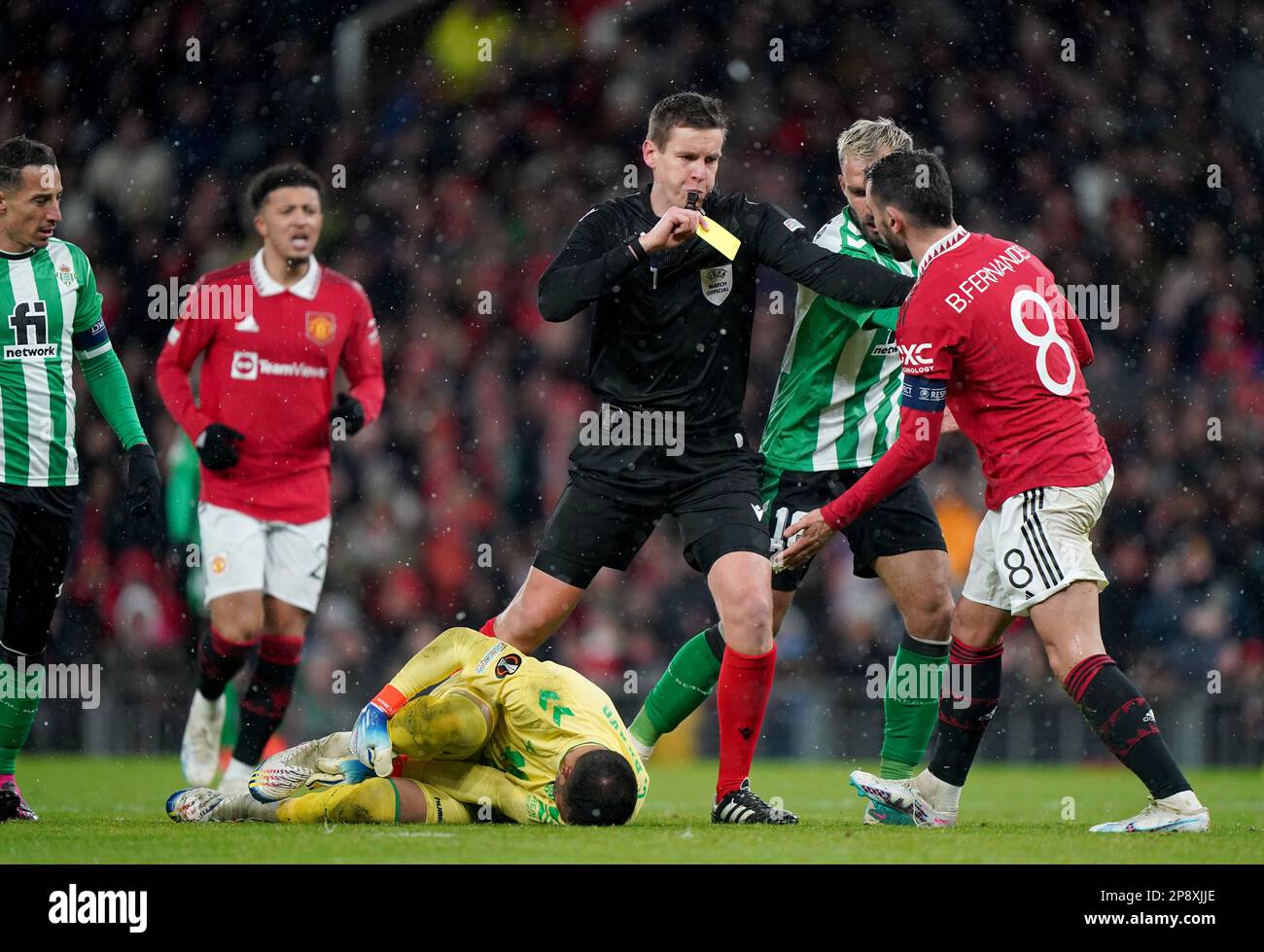 Schiedsrichter Daniel Siebert hält Bruno Fernandes von Manchester United davon ab, während der UEFA Europa League-Runde 16, dem ersten Spiel in Old Trafford, Manchester, mit dem Torwart von Real Betis, Claudio Bravo, zu sprechen. Foto: Donnerstag, 9. März 2023. Stockfoto