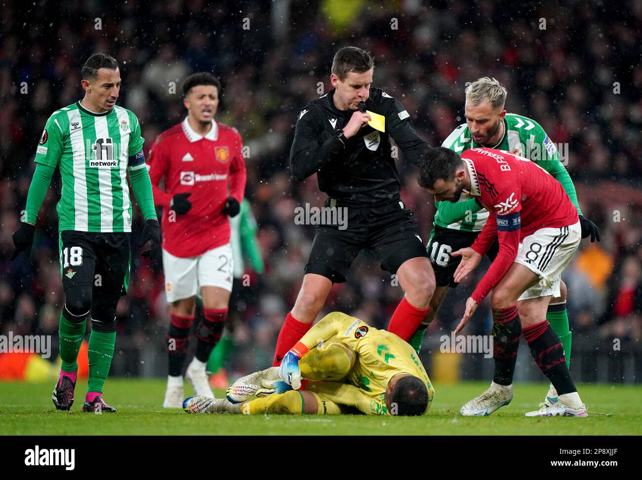 Schiedsrichter Daniel Siebert hält Bruno Fernandes von Manchester United davon ab, während der UEFA Europa League-Runde 16, dem ersten Spiel in Old Trafford, Manchester, mit dem Torwart von Real Betis, Claudio Bravo, zu sprechen. Foto: Donnerstag, 9. März 2023. Stockfoto