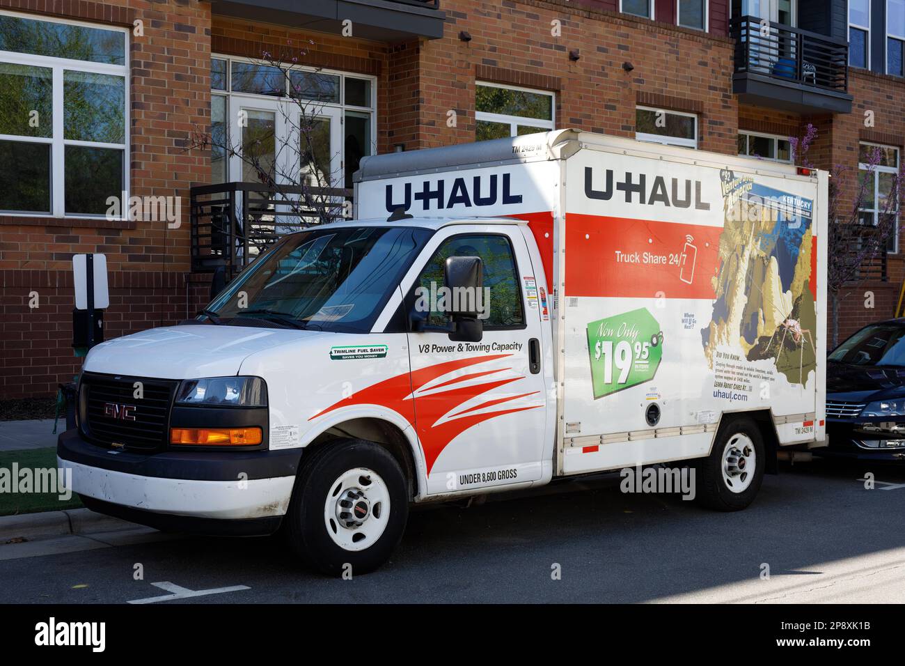 CHARLOTTE, NC-5. MÄRZ 2023: Bezirk Noda. U-Haul-Mietwagen/-Van vor dem Wohnungsgebäude geparkt. Stockfoto
