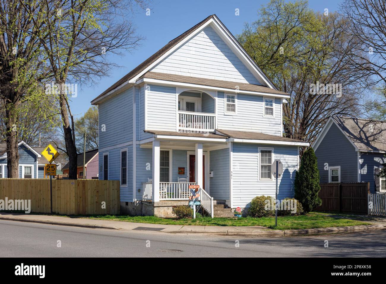 CHARLOTTE, NC-5. MÄRZ 2023: Bezirk Noda. Zweistöckiges Ferienhaus mit einer halben Veranda. Stockfoto