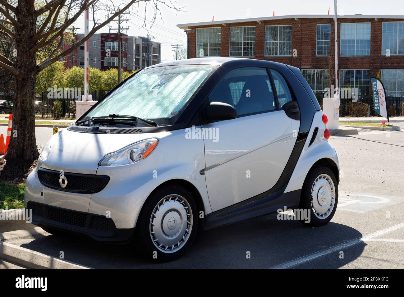 CHARLOTTE, NC-5 MÄRZ 2023: Smart Car auf dem Parkplatz. Stockfoto