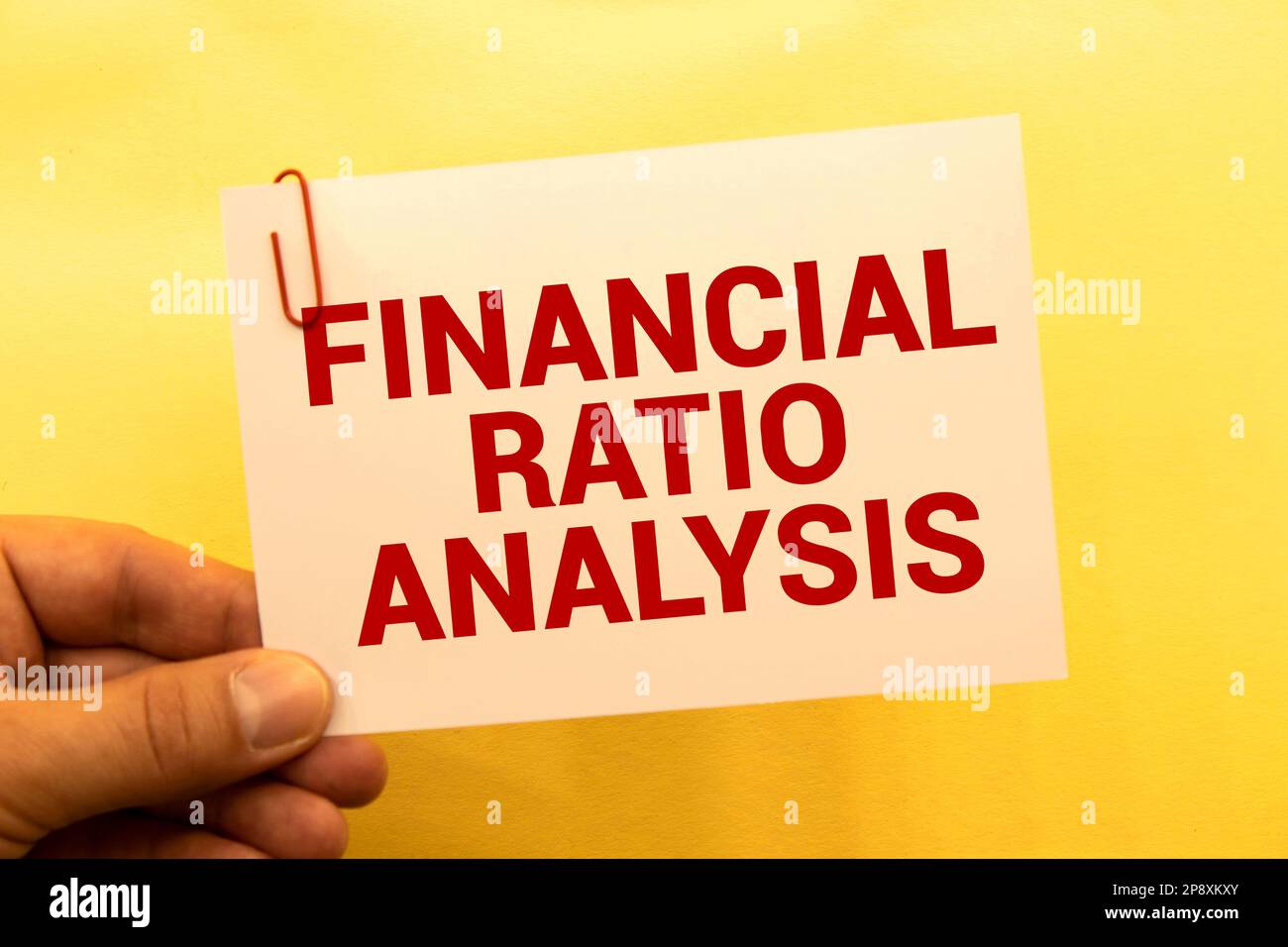 Konzept der Financial Ratio Analysis Schreiben Sie auf Haftnotizen, die auf einem Holztisch isoliert sind Stockfoto