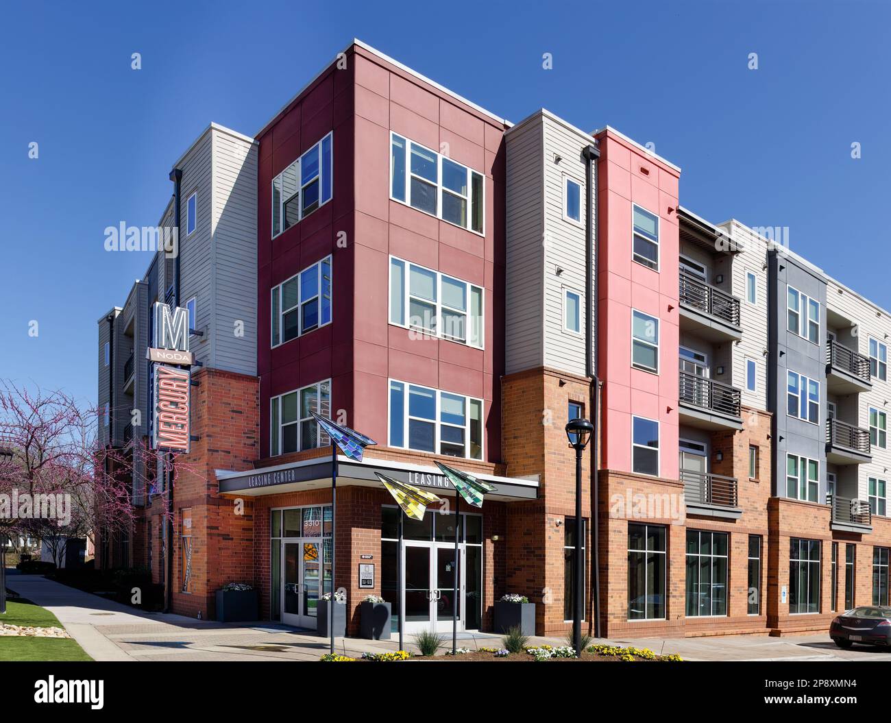 CHARLOTTE, NC-5. MÄRZ 2023: Bezirk Noda. Der Mercury Apartmentkomplex, der das Leasing Center zeigt. Stockfoto