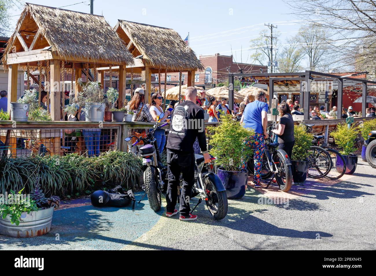 CHARLOTTE, NC-5. MÄRZ 2023: Drinks und Speisen im Freien im Noda Company Store, North Davidson (Noda). Viel zu tun am Wochenende. Stockfoto
