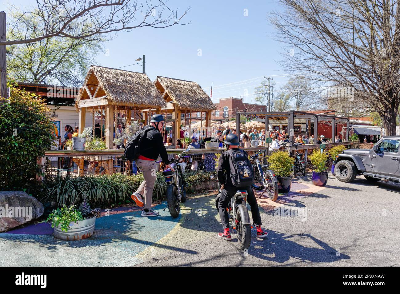 CHARLOTTE, NC-5. MÄRZ 2023: Drinks und Speisen im Freien im Noda Company Store, North Davidson (Noda). Viel zu tun am Wochenende. Stockfoto