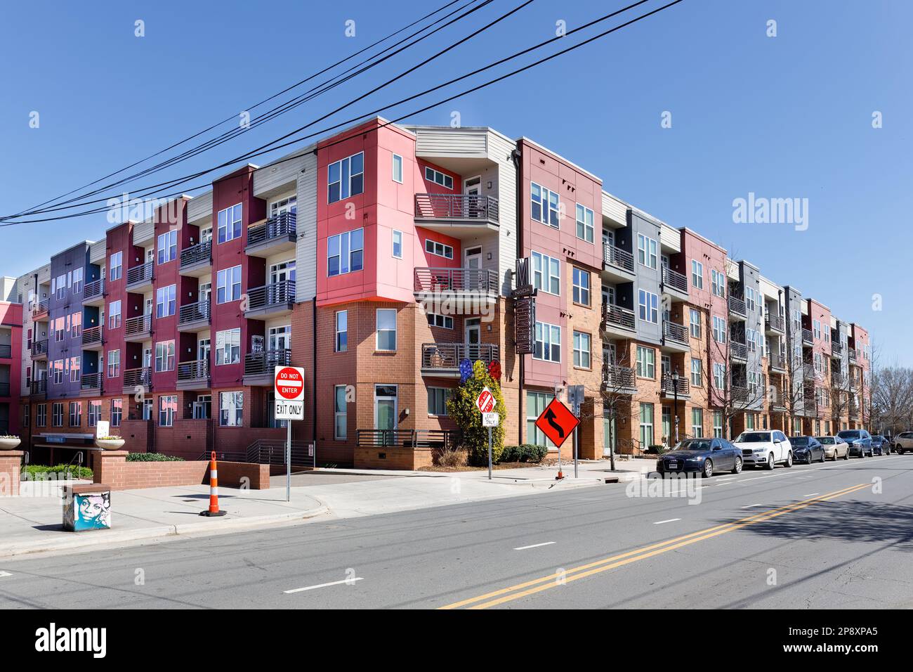 CHARLOTTE, NC-5. MÄRZ 2023: Bezirk Noda. Der Mercury Apartmentkomplex. Stockfoto