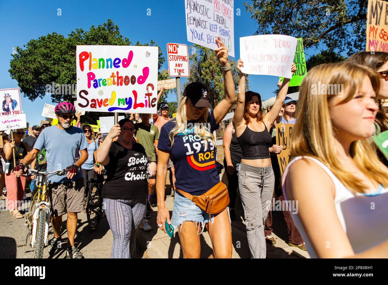 Die örtliche Gemeinschaft stellt sich als Frauenmarsch heraus, der gegen den Sturz von Roe gegen Wade in einer kleinen Stadt protestiert. Ojai, Kalifornien. Stockfoto