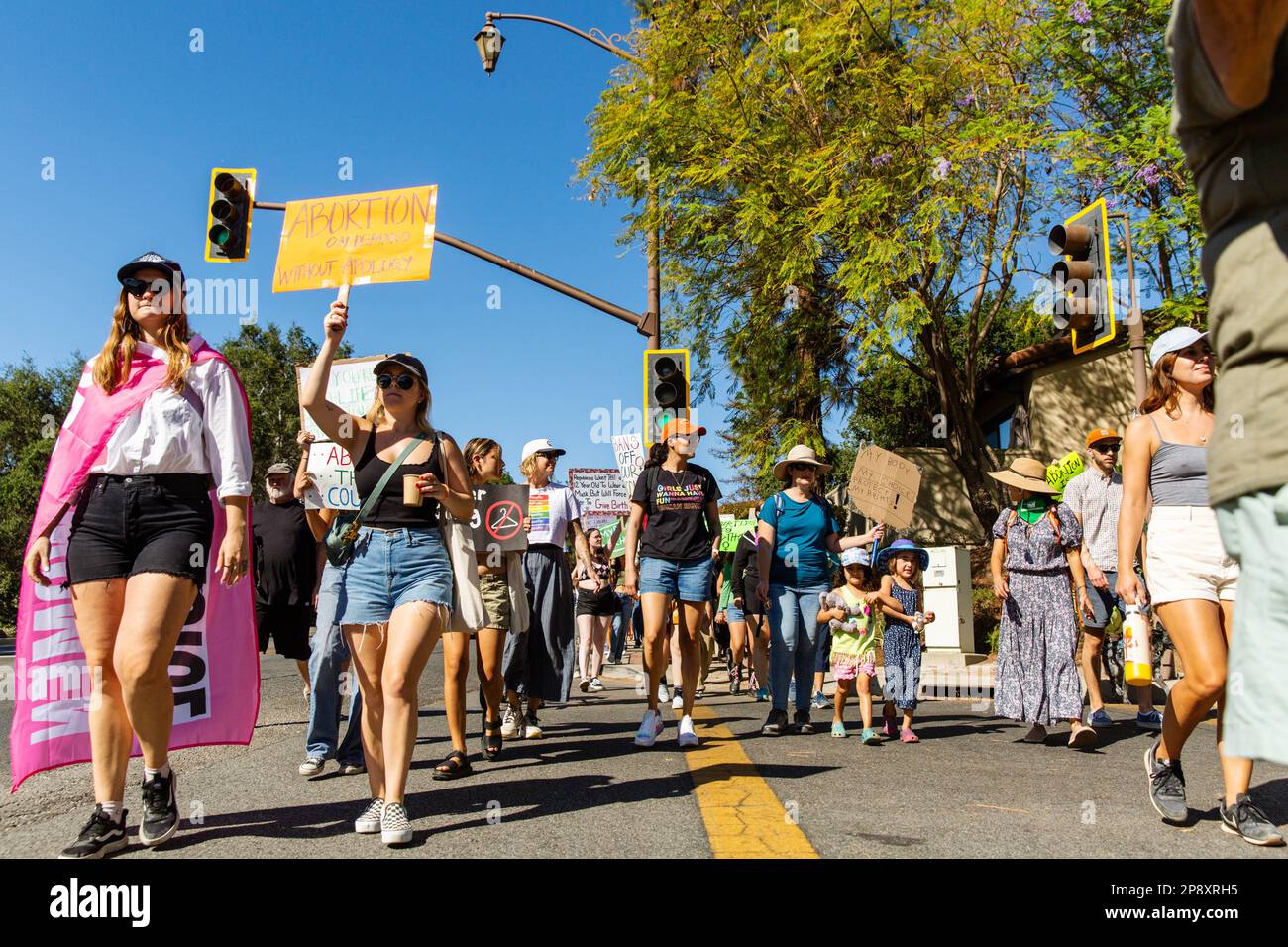 Die örtliche Gemeinschaft stellt sich als Frauenmarsch heraus, der gegen den Sturz von Roe gegen Wade in einer kleinen Stadt protestiert. Ojai, Kalifornien. Stockfoto
