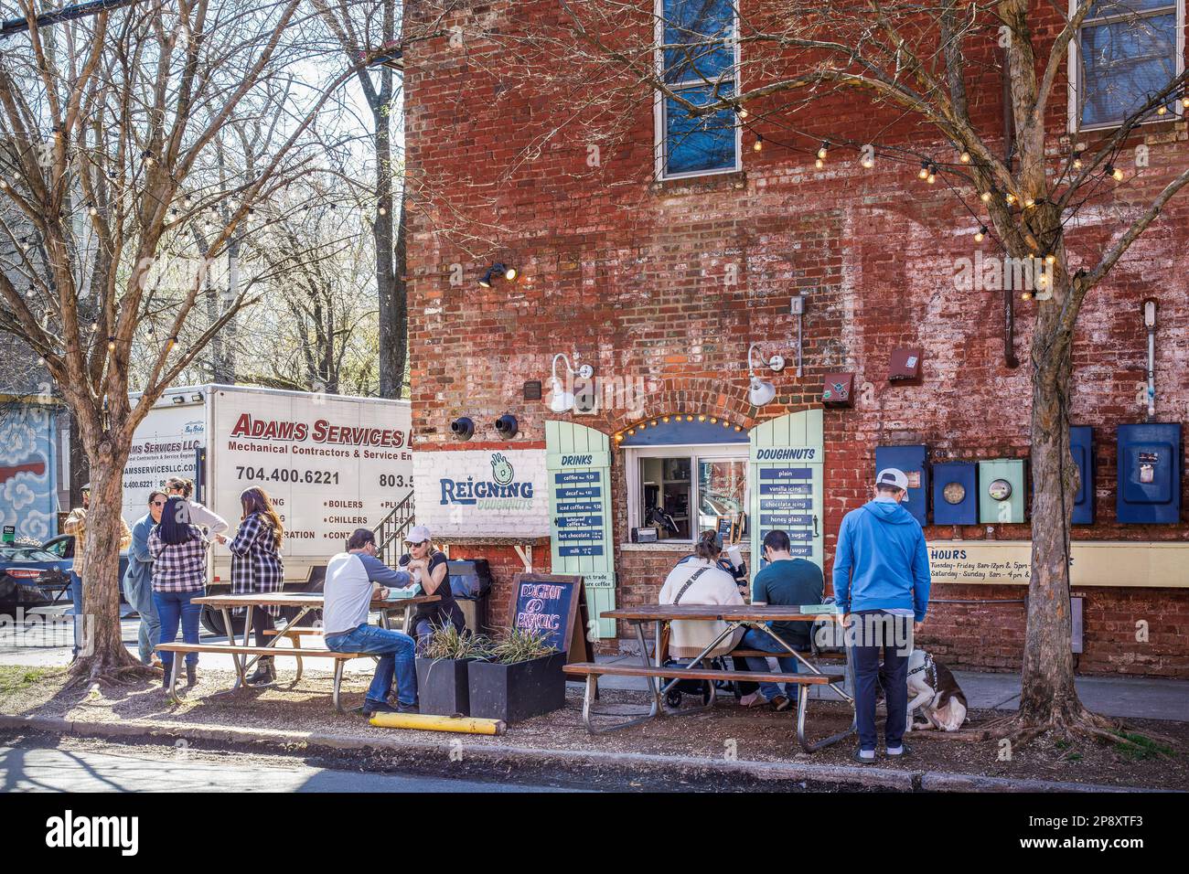 CHARLOTTE, NC-5. MÄRZ 2023: Kunden bei REGRING Doughnuts im Bezirk Noda am sonnigen Tag. Stockfoto