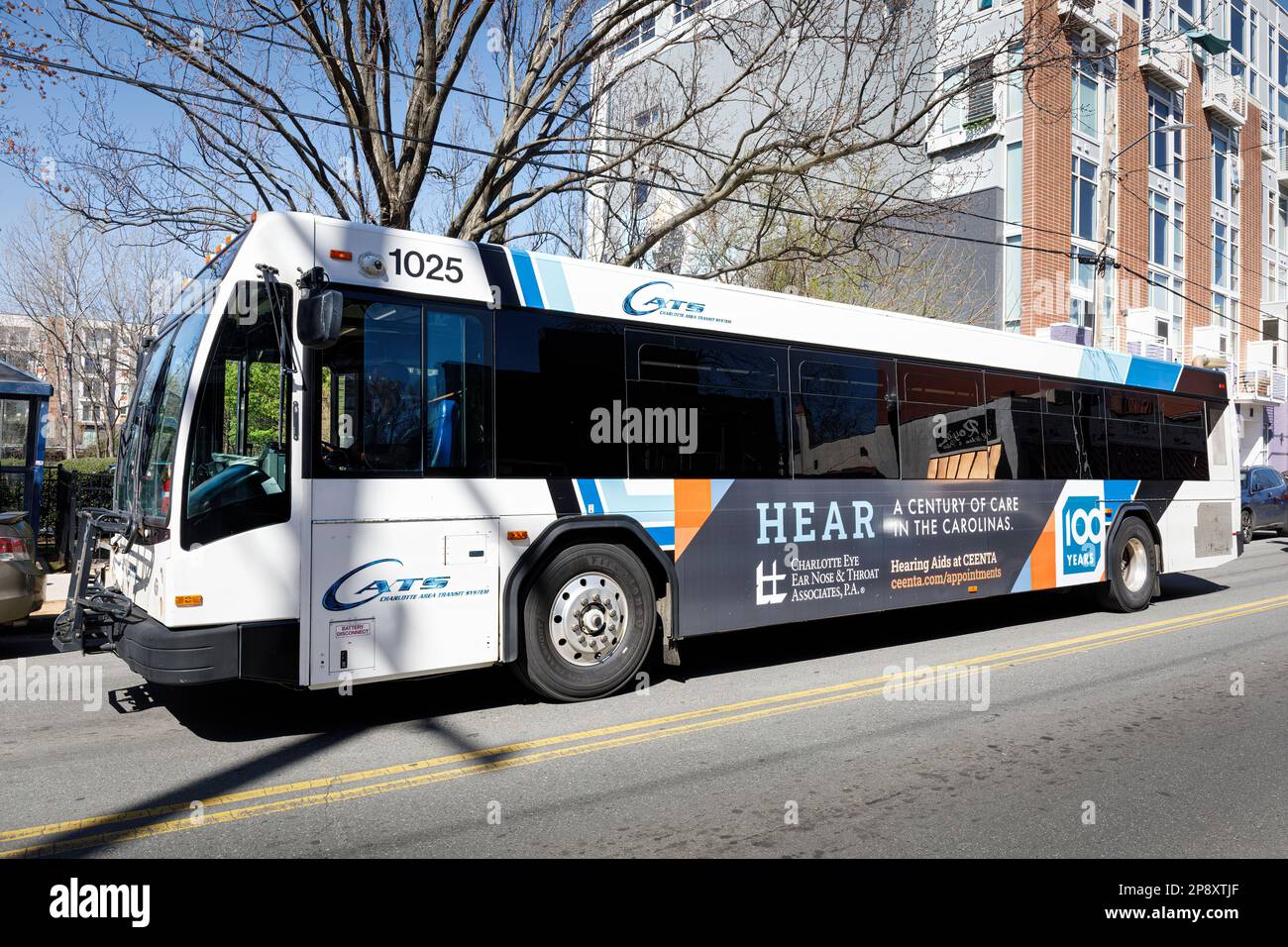 CHARLOTTE, NC-5. MÄRZ 2023: Bezirk Noda. Charlotte Area Transit System Bus (CAT) auf der N. Davidson St. Stockfoto