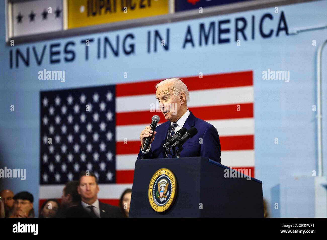 US-Präsident Joe Biden spricht am Donnerstag, den 9. März 2023, über seinen Haushalt für das Geschäftsjahr 2024 am Finishing Trades Institute in Philadelphia, Pennsylvania. In seinen Ausführungen sprach der Präsident seine Pläne an, in Amerika zu investieren, weiterhin die Kosten für Familien zu senken, die Sozialversicherung und Medicare zu schützen und zu stärken und das Haushaltsdefizit zu verringern. Kredit: Saquan Stimpson/CNP Stockfoto