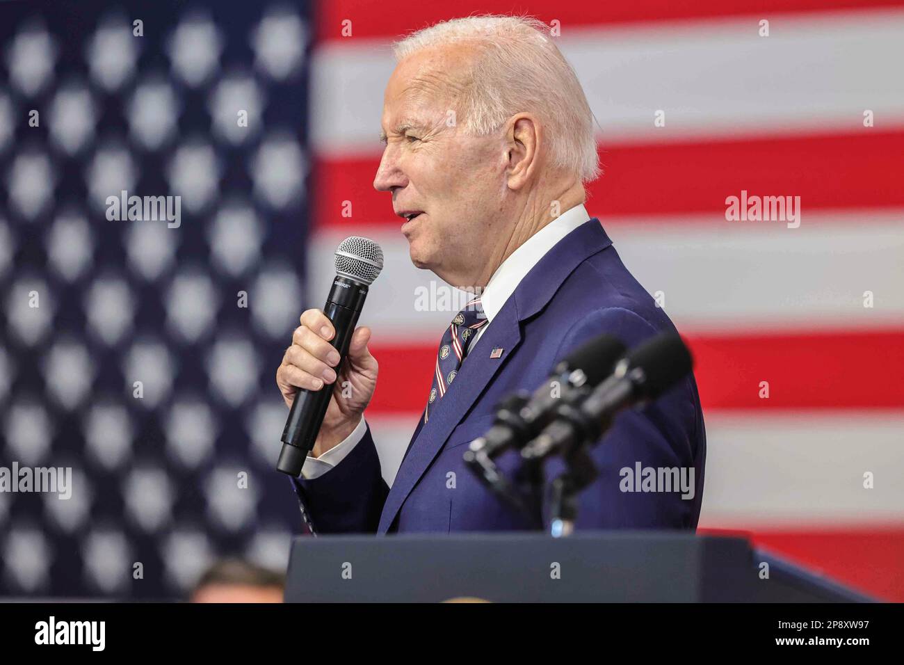 US-Präsident Joe Biden spricht am Donnerstag, den 9. März 2023, über seinen Haushalt für das Geschäftsjahr 2024 am Finishing Trades Institute in Philadelphia, Pennsylvania. In seinen Ausführungen sprach der Präsident seine Pläne an, in Amerika zu investieren, weiterhin die Kosten für Familien zu senken, die Sozialversicherung und Medicare zu schützen und zu stärken und das Haushaltsdefizit zu verringern. Kredit: Saquan Stimpson/CNP Stockfoto