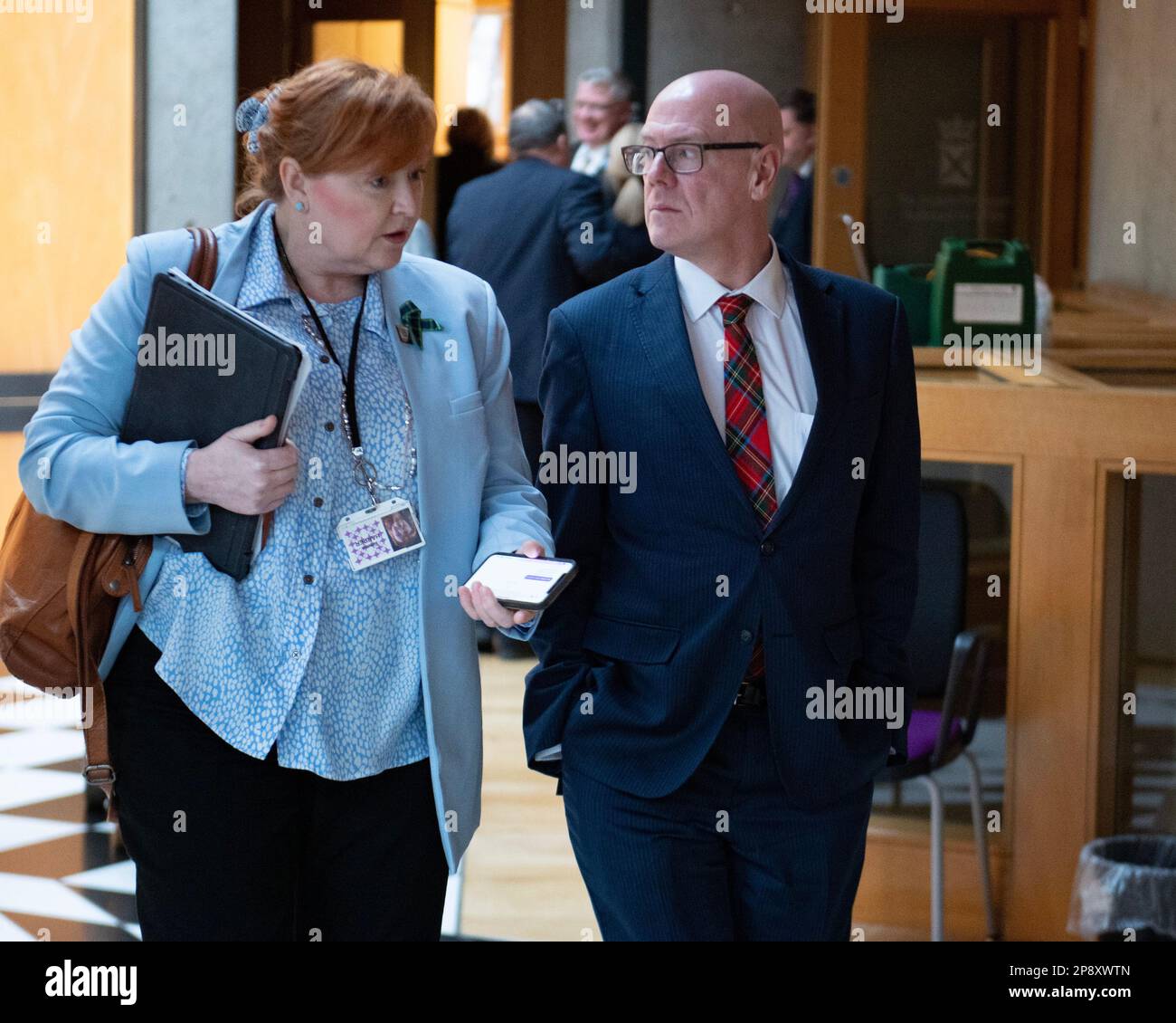Edinburgh, Schottland, Großbritannien. 9. März 2023. ABBILDUNG: (L-R) Emma Harper MSP; Kevin Stewart MSP. Szenen im Holyrood im schottischen Parlament während der Nachmittagssitzung während der Mysogyny-Debatte und Szenen zur Entscheidungszeit. Kredit: Colin D Fisher/CDFIMAGES.COM Kredit: Colin Fisher/Alamy Live News Stockfoto