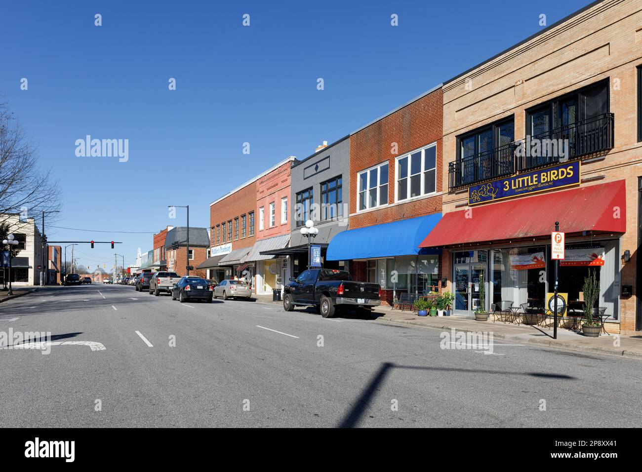 NEWTON, NC, USA-5. MÄRZ 2023: Perspektivansicht der S. College Ave. In der Innenstadt mit einem Block von Geschäftsgebäuden. Stockfoto