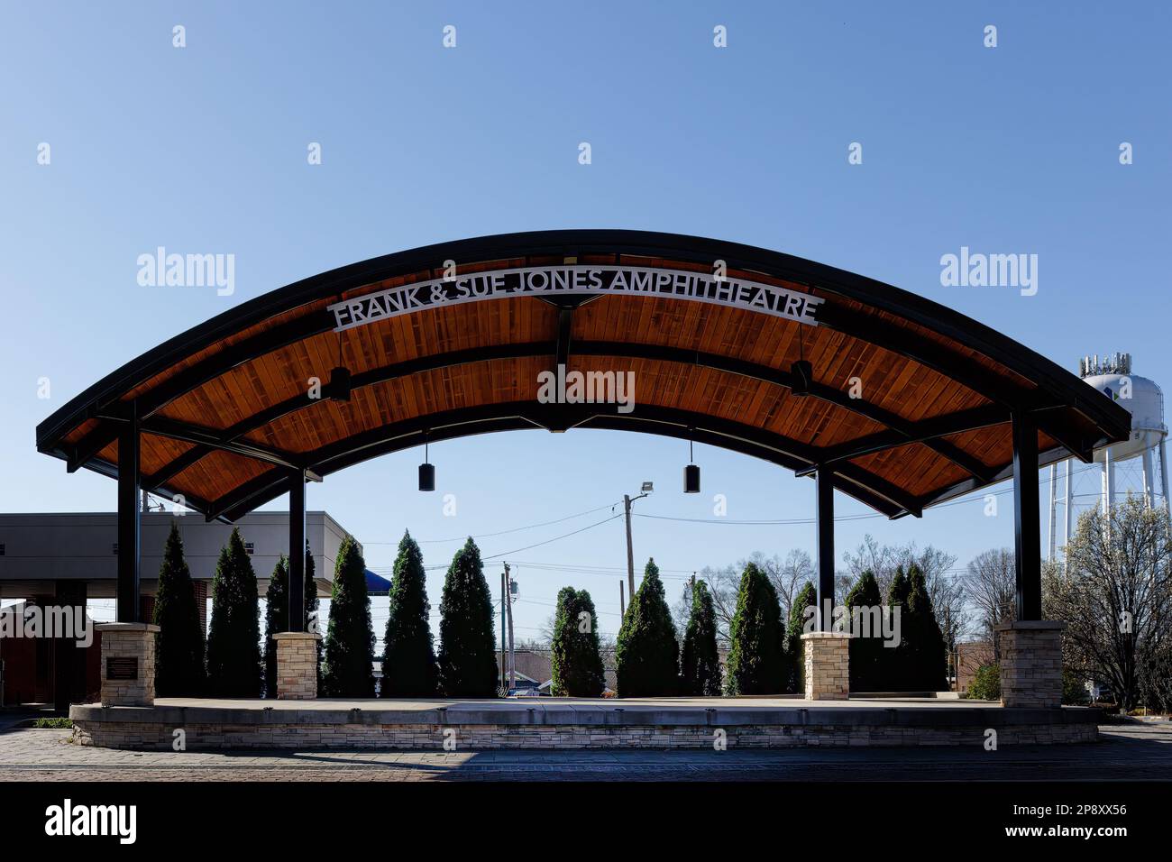 NEWTON, NC, USA - 5. MÄRZ 2023: Das Frank & Sue Jones Amphitheater wurde 2019 errichtet. Eingerahmt vor blauem Himmel. Stockfoto