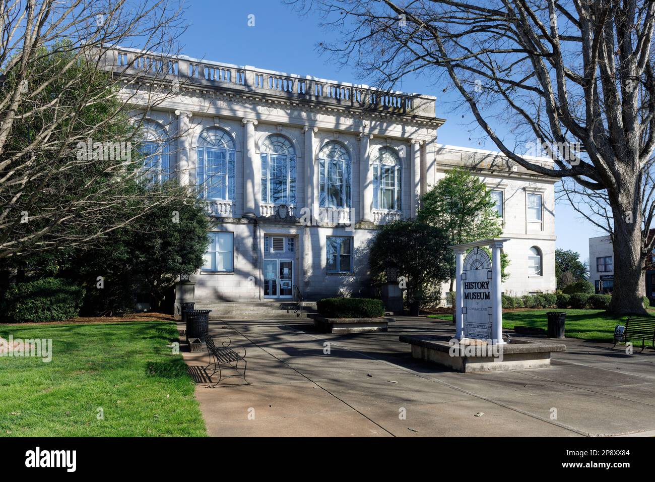 NEWTON, NC, USA – 5. MÄRZ 2023: Historisches Catawba County Court House aus dem Jahr 1924, Gebäude und Denkmal. Granitgebäude im Renaissance-Stil. Stockfoto