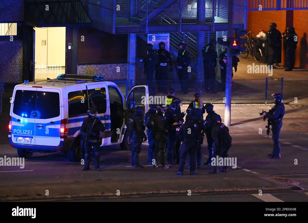 Hamburg, Deutschland. 09. März 2023. Polizeibeamte stehen in Hamburg vor einem Schild mit der Aufschrift "die Zeugen des Königshauses Jehovas". Bei Schießereien in einer Kirche in Hamburg am Donnerstagabend wurden mehrere Menschen getötet und einige verletzt. Kredit: Jonas Walzberg/dpa/Alamy Live News Stockfoto