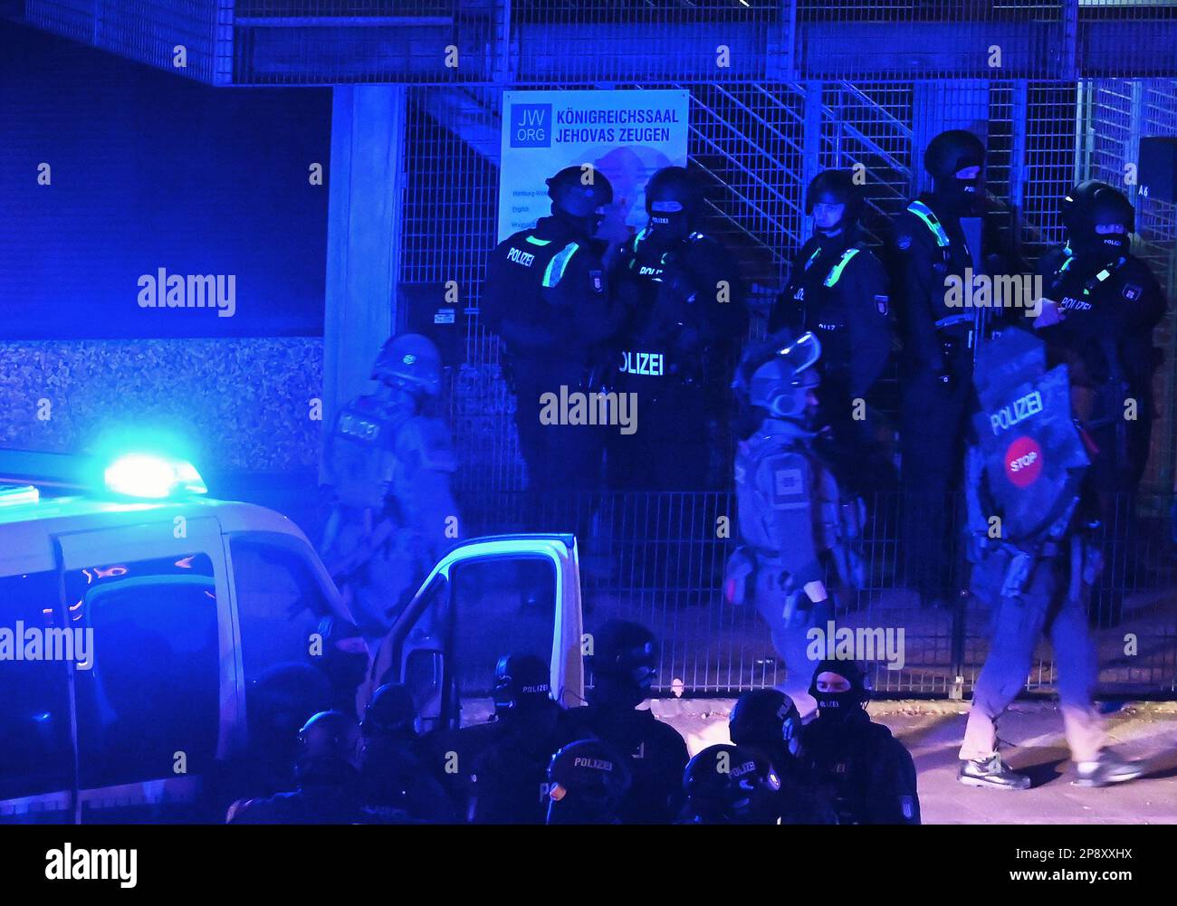 Hamburg, Deutschland. 09. März 2023. Polizeibeamte stehen in Hamburg vor einem Schild mit der Aufschrift "die Zeugen des Königshauses Jehovas". Bei Schießereien in einer Kirche in Hamburg am Donnerstagabend wurden mehrere Menschen getötet und einige verletzt. Kredit: Jonas Walzberg/dpa/Alamy Live News Stockfoto