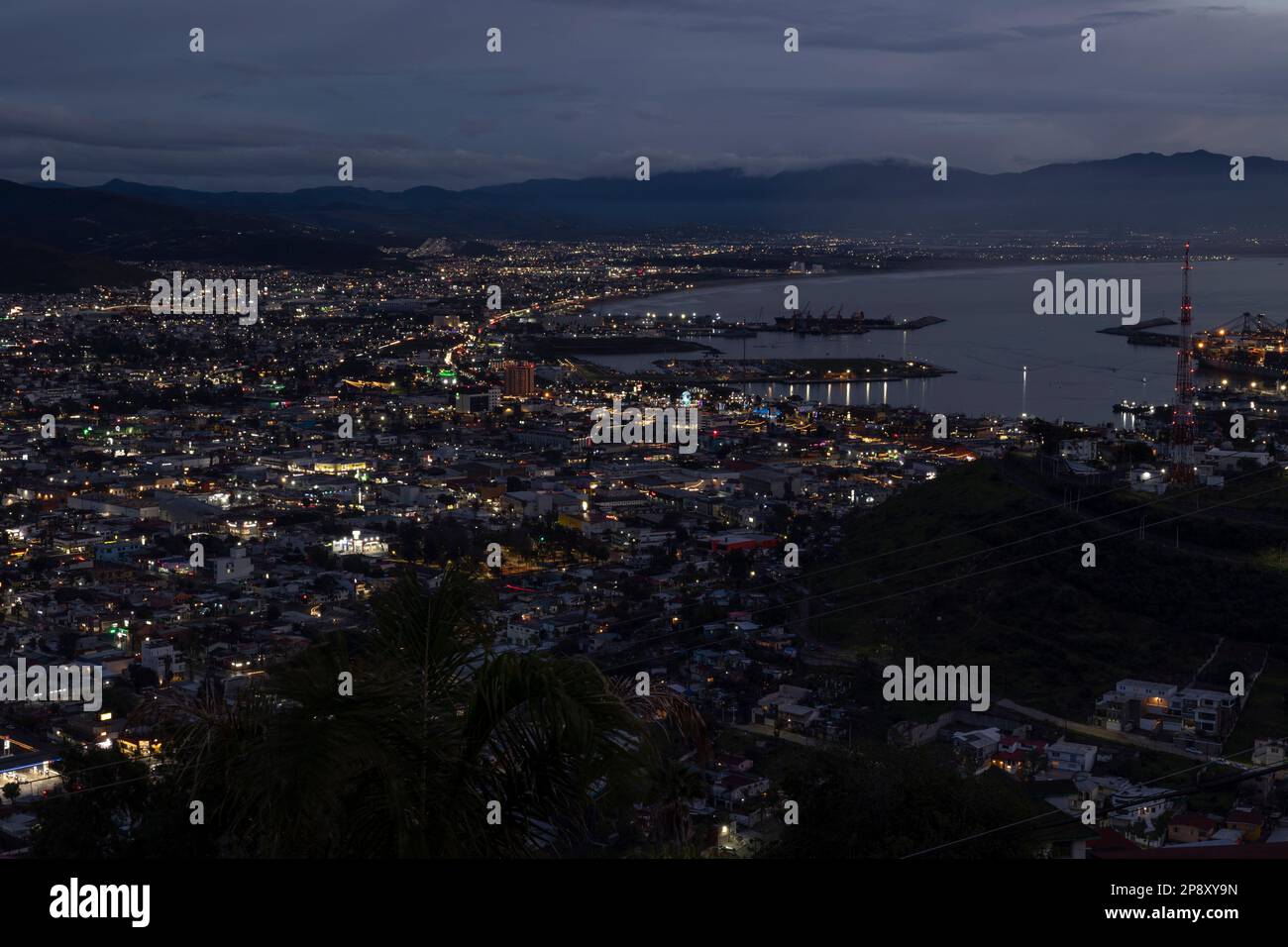 Ensenada, Baja California, Mexiko - bei Einbruch der Nacht aus der Vogelperspektive die Innenstadt und den Hafen Stockfoto