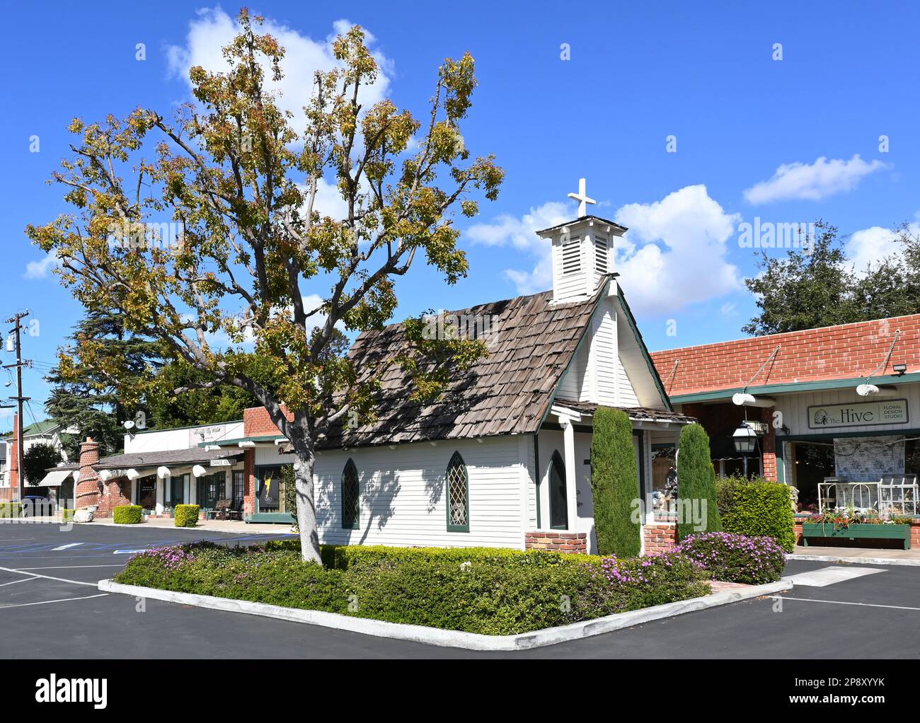 TUSTIN, KALIFORNIEN - 7. MÄRZ 2023: Little Tree Church (auch bekannt als Tiny Church) ist eine Kapelle mit acht Sitzplätzen auf dem Parkplatz von Jamestown Village am El Camino Rea Stockfoto