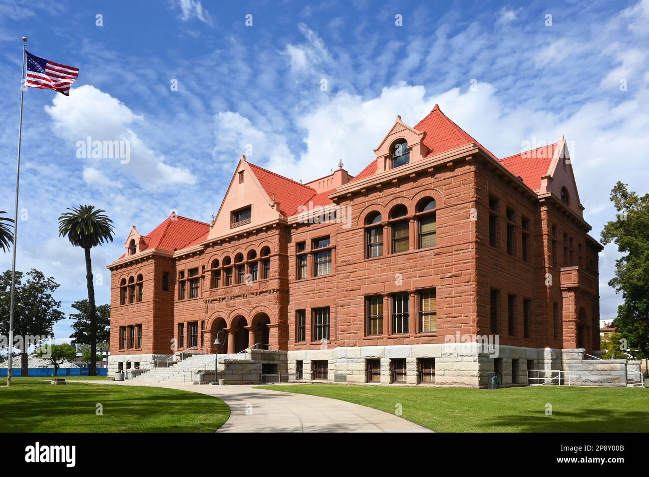SANTA ANA, KALIFORNIEN - 6. MÄRZ 2023: Das historische Old Orange County Courthouse im Zentrum von Santa Ana. Stockfoto