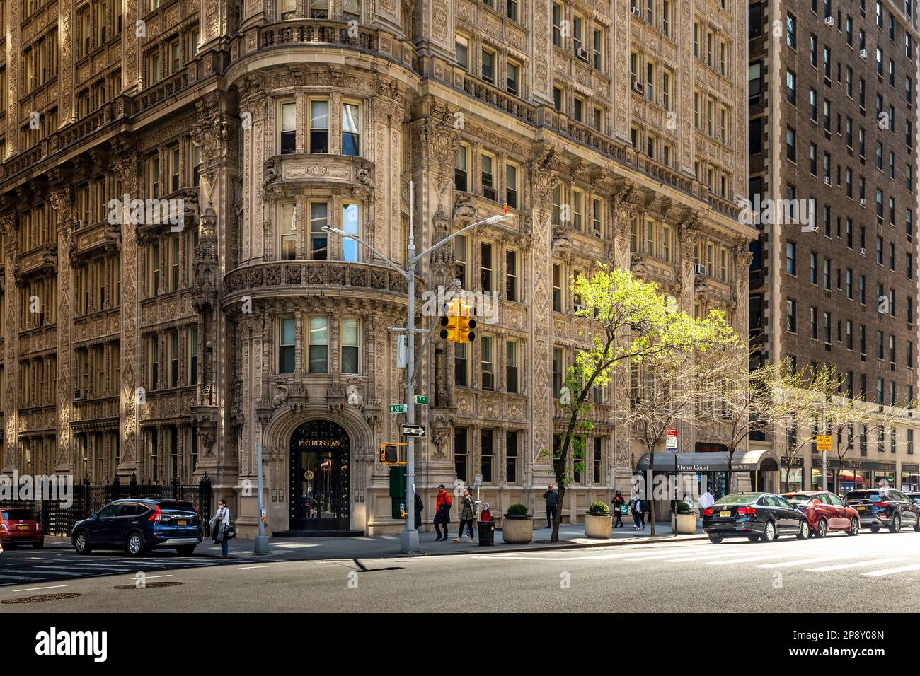 New York, USA - 24. April 2022: Das historische Alwyn Court Building auf der West Side von Manhattan beherbergt das Petrossian Restaurant von außen Stockfoto