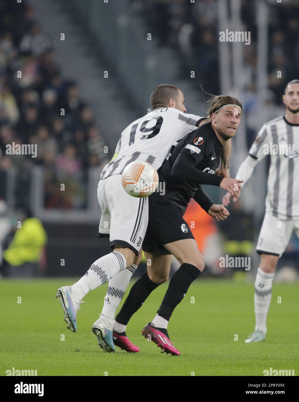 Turin, Italien. 09. März 2023. Lucas Holer von SC Freiburg und Leonardo Bonucci von Juventus während der UEFA Europa League, Fußballspiel zwischen Juventus und Freiburg am 09. März 2023 im Allianz Stadium, Turin, Italien Foto Ndrerim Kaceli Credit: Independent Photo Agency/Alamy Live News Stockfoto