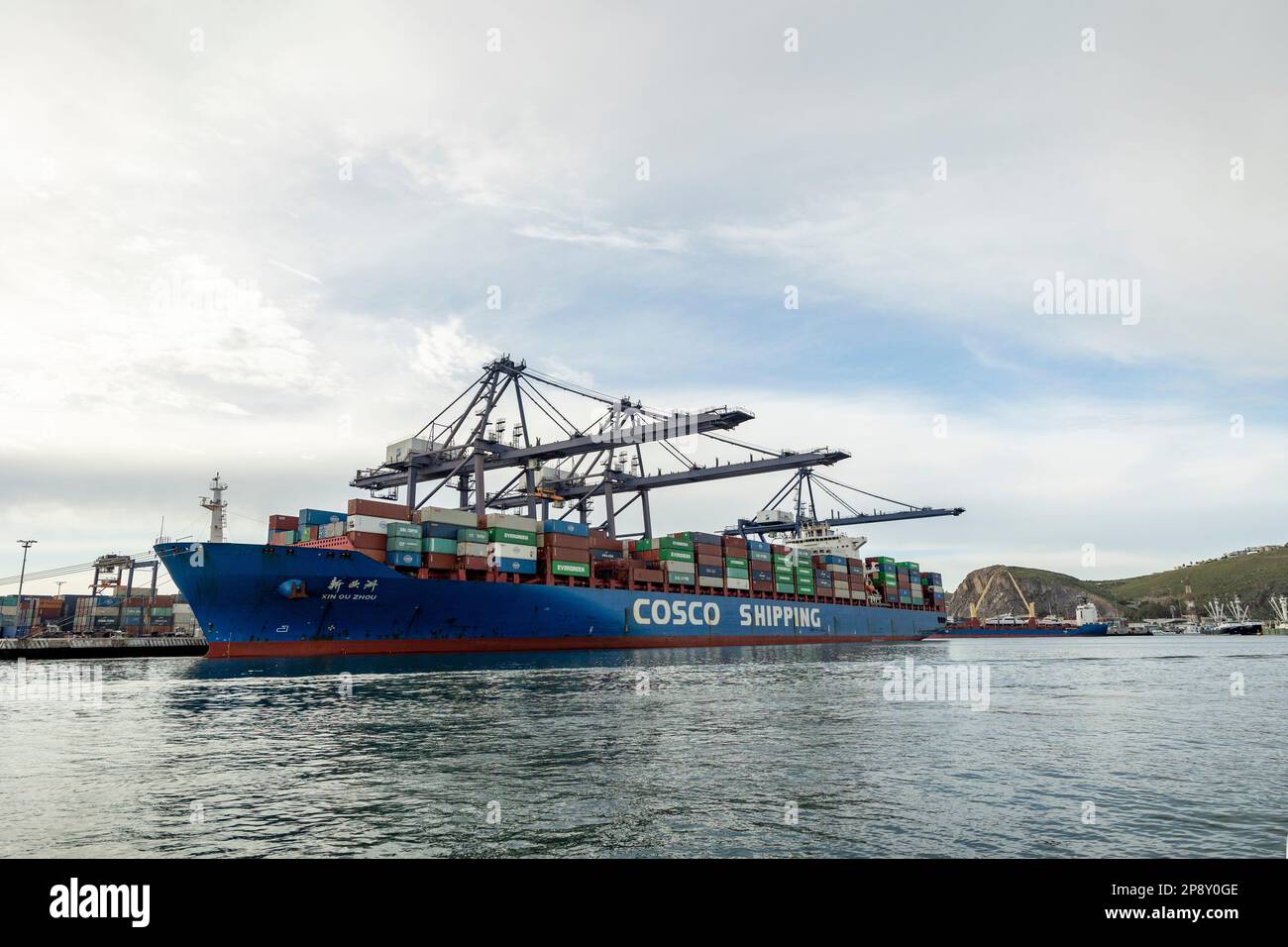 Ensenada, Baja California, Mexiko - Blick vom Meer auf das im Hafen angedockte Frachtschiff Stockfoto