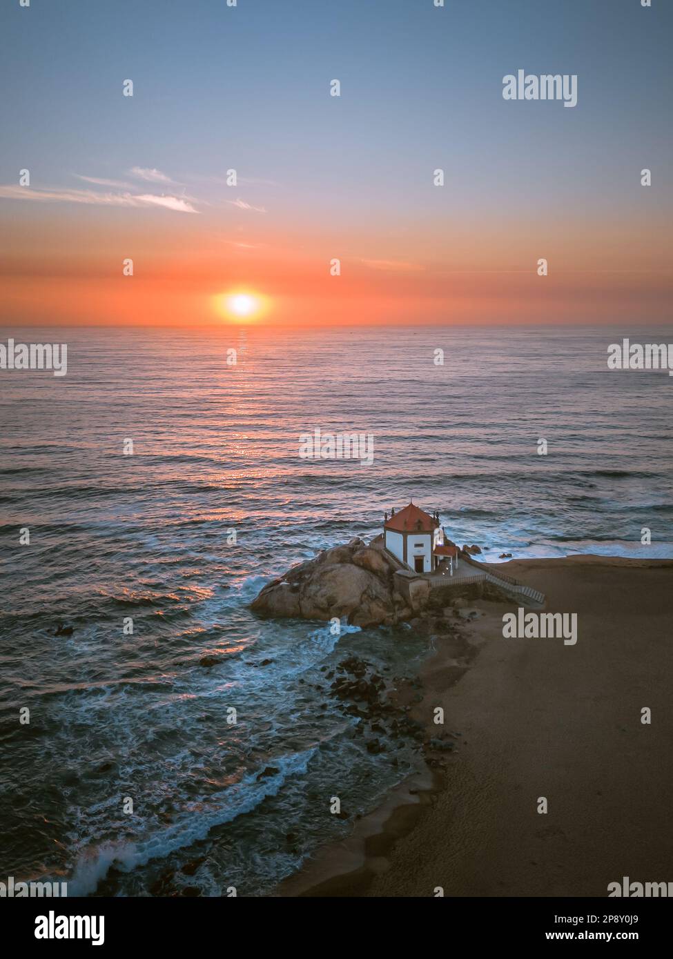 Göttliche Einsamkeit: Die Kapelle von Senhor da Pedra in der Abenddämmerung Stockfoto