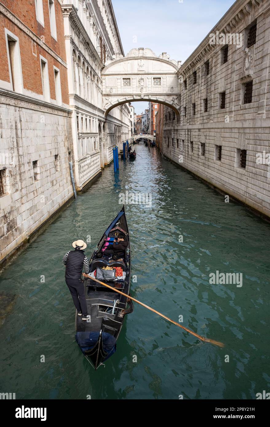 Gondoliere paddeln ihre Gondeln unter der Ponte dei Sospiri (Seufzerbrücke) Venedig, Italien Stockfoto