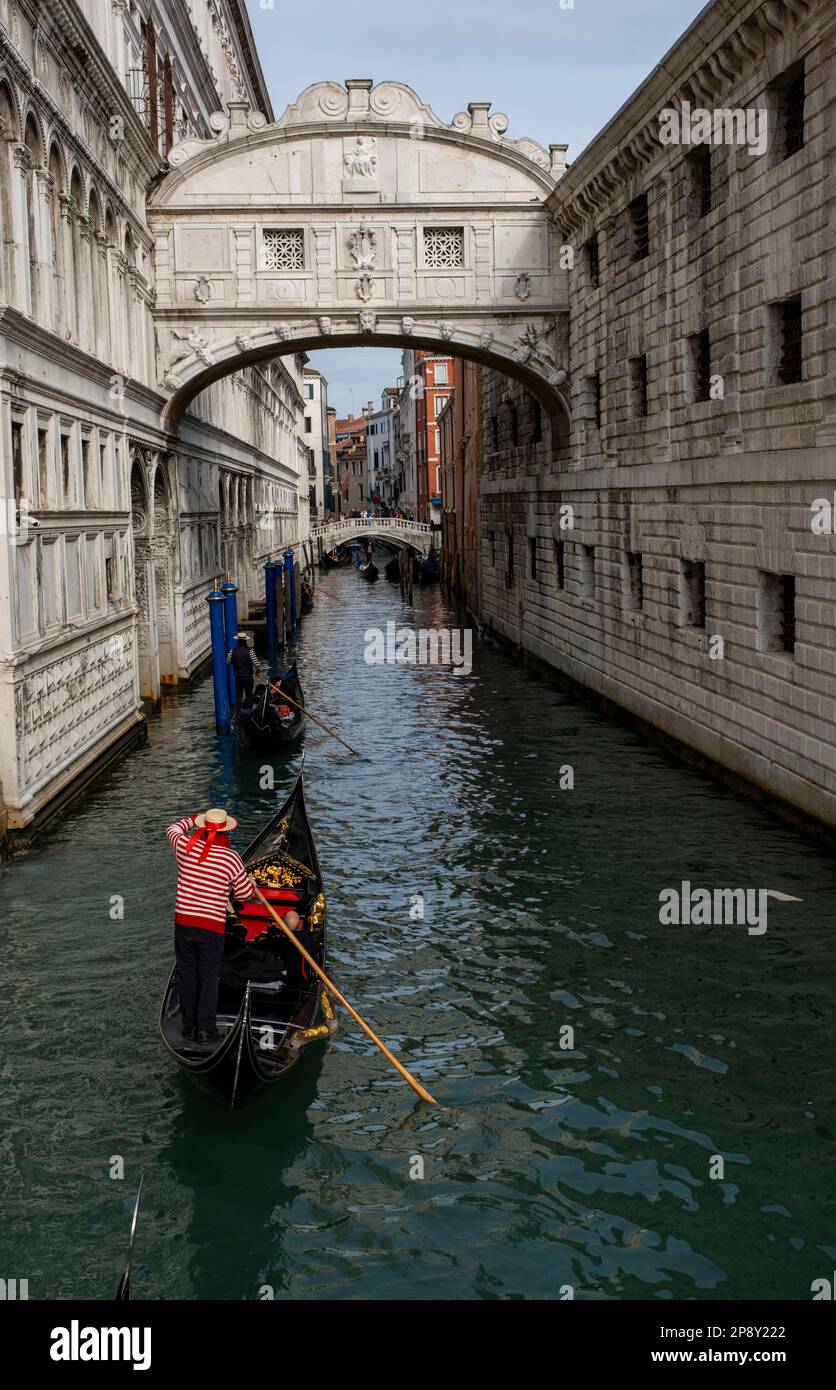 Gondoliere paddeln ihre Gondeln unter der Ponte dei Sospiri (Seufzerbrücke) Venedig, Italien Stockfoto