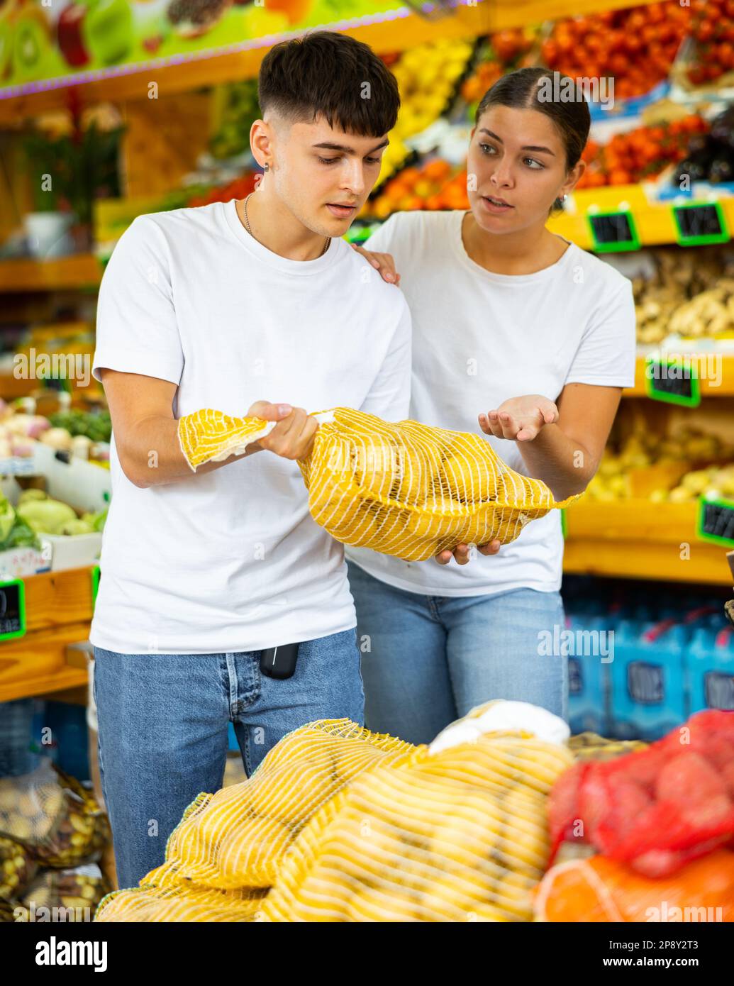 Frau zwiebeln markt deutschland -Fotos und -Bildmaterial in hoher ...