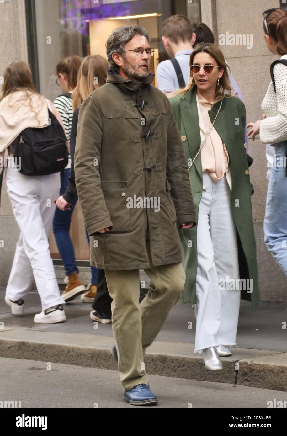 Mailand, Italien. 10. März 2023. Carlo Cracco und seine Frau Rosa Fanti in den Straßen von Mailand Credit: Independent Photo Agency/Alamy Live News Stockfoto