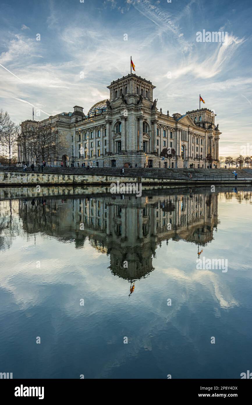 Reichstag in Berlin. Deutsches Regierungsgebäude im Zentrum der Hauptstadt. Spree im Vordergrund mit Reflexion des Gebäudes im Sonnenschein. Stockfoto