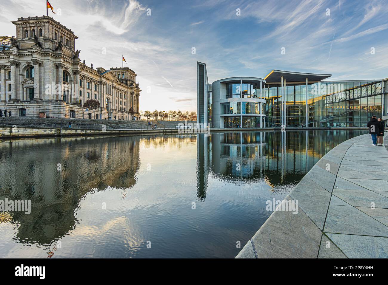 Spree in Berlin an einem Wintertag. Reichstag und Regierungsgebäude in der Hauptstadt Deutschlands. Reflexion auf der Wasseroberfläche der Spree Stockfoto