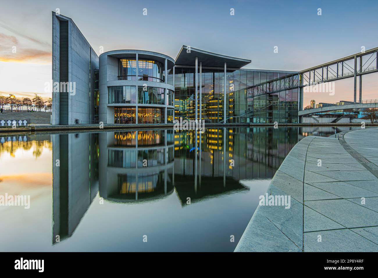 Sonnenuntergang in Berlin. Die Spree im Zentrum der deutschen Hauptstadt. Regierungsgebäude Paul Löbe House mit Reflexion auf der Oberfläche des Flusses Stockfoto