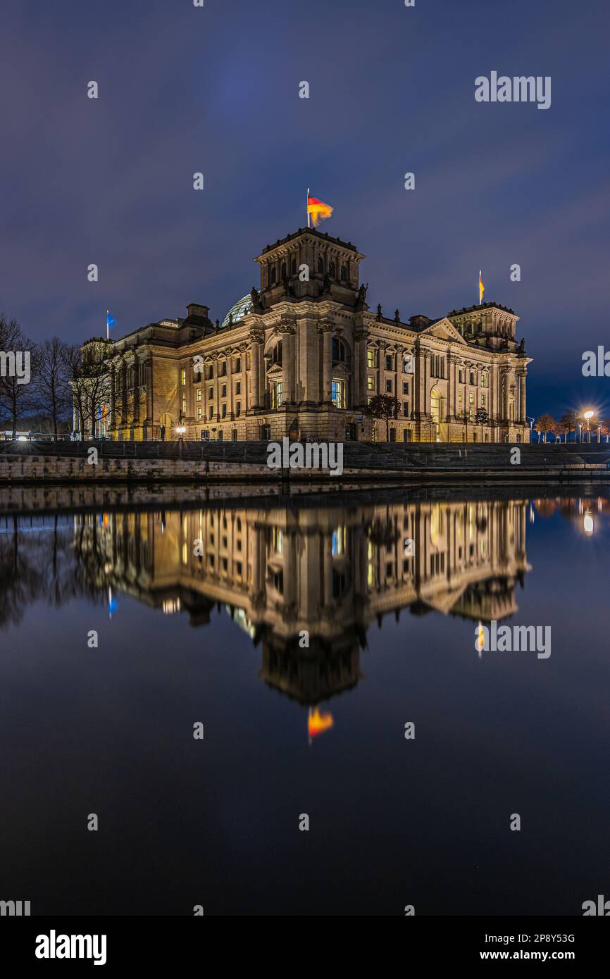Reichstag bei Nacht. Beleuchtetes Regierungsgebäude in Berlin. Regierungsbezirk im Zentrum der deutschen Hauptstadt. Spree mit Reflexion Stockfoto