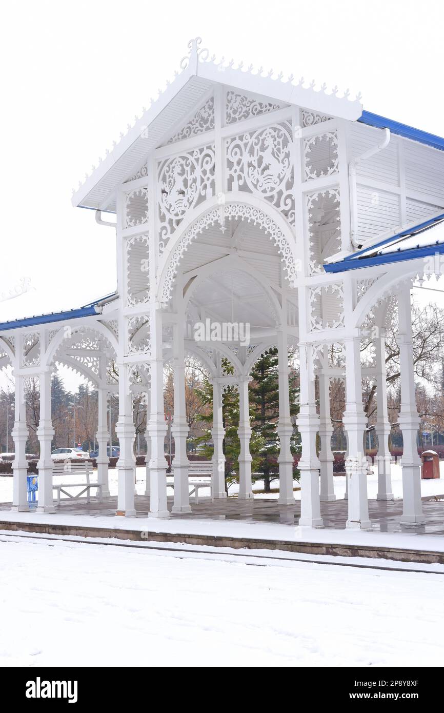 Weißer nostalgischer hölzerner Bahnhof unter Schnee im Winter Stockfoto