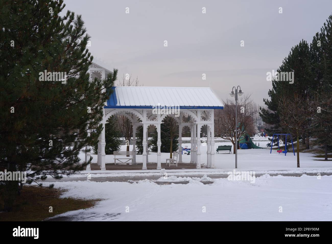 Weißer nostalgischer hölzerner Bahnhof unter Schnee im Winter Stockfoto