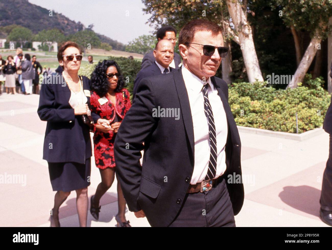 Robert Blake ist mit 89 gestorben. Robert Blake vom Bestattungsdienst für Sammy Davis Jr., Forest Lawn Memorial Park, Los Angeles. 18. Mai 1990 Kredit: Ralph Dominguez/MediaPunch Stockfoto