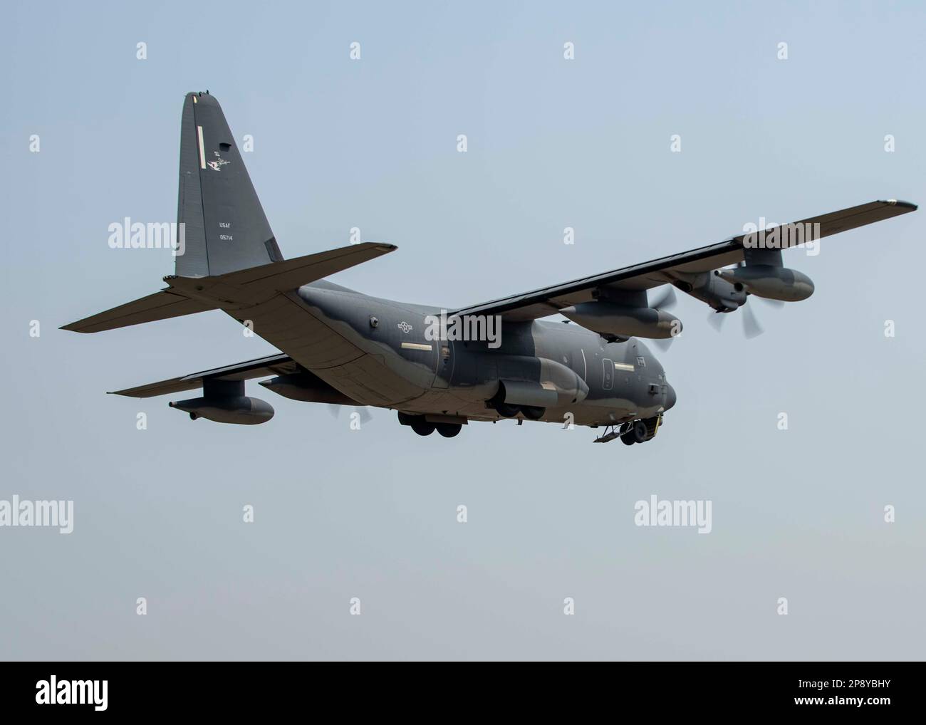 A 353. Special Operations Wing MC-130J Commando II startet am Korat Royal Thai Air Force Base, Königreich Thailand, während der Übung Cobra Gold 23, 9. März 2023. Cobra Gold, jetzt im 42. Jahr, ist eine von Thailand und den USA mitgesponserte Trainingsereignis, die auf der langjährigen Freundschaft zwischen den beiden alliierten Nationen aufbaut und eine starke multinationale Truppe zusammenbringt, um Frieden und Sicherheit in der Region zu fördern und so ein freies und offenes Indo-Pacific zu unterstützen. (USA Air Force Foto von Tech Sgt. Soo C. Kim) Stockfoto