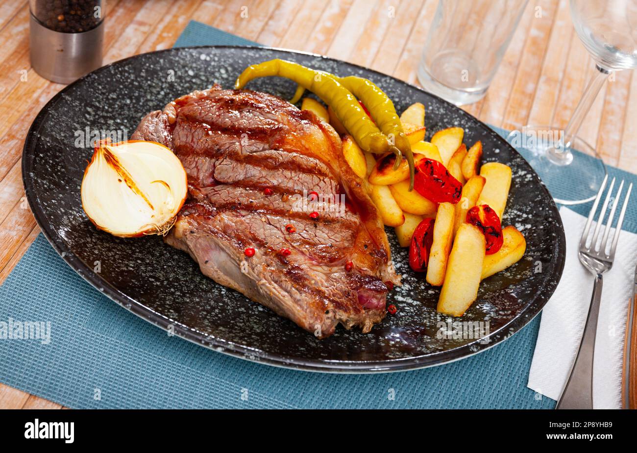 Gegrilltes Rinderfilet-Steak mit Kartoffeln Stockfoto