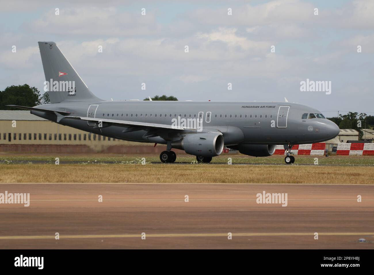 604, ein von der ungarischen Luftwaffe (HunAF) betriebener Airbus A319-112, der während der Royal International Air Tattoo 2022, die bei der RAF Fairford in Gloucestershire, England, stattfand, zum Abflug fährt. Das Flugzeug diente als Unterstützung für das ungarische Kontingent, das an der Flugschau teilnahm. Stockfoto