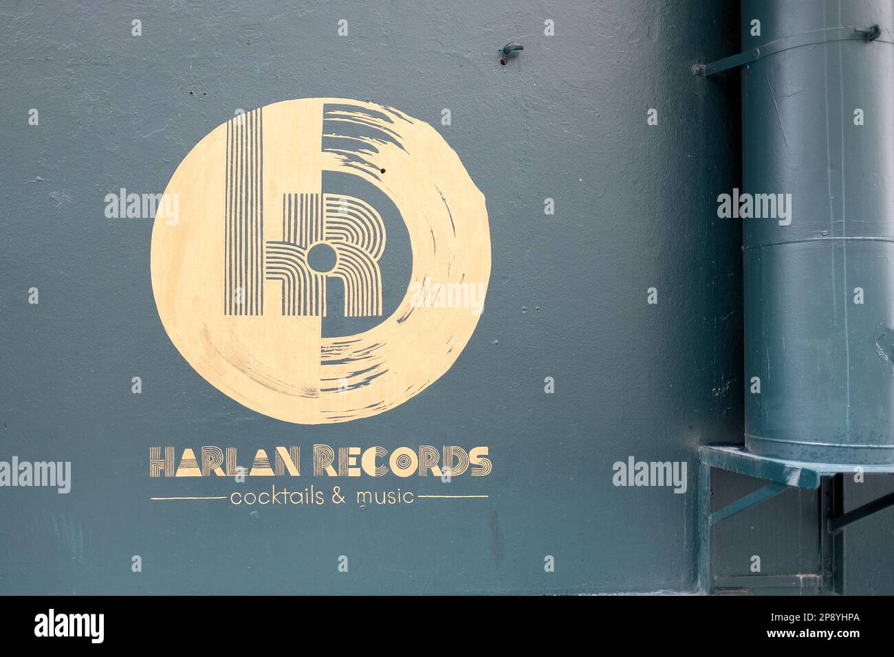Harlan Records, eine Bar im japanischen Stil mit Schallplatten, die Gäste bei einem Drink hören können; im Zentrum von San Francisco, Kalifornien. Stockfoto