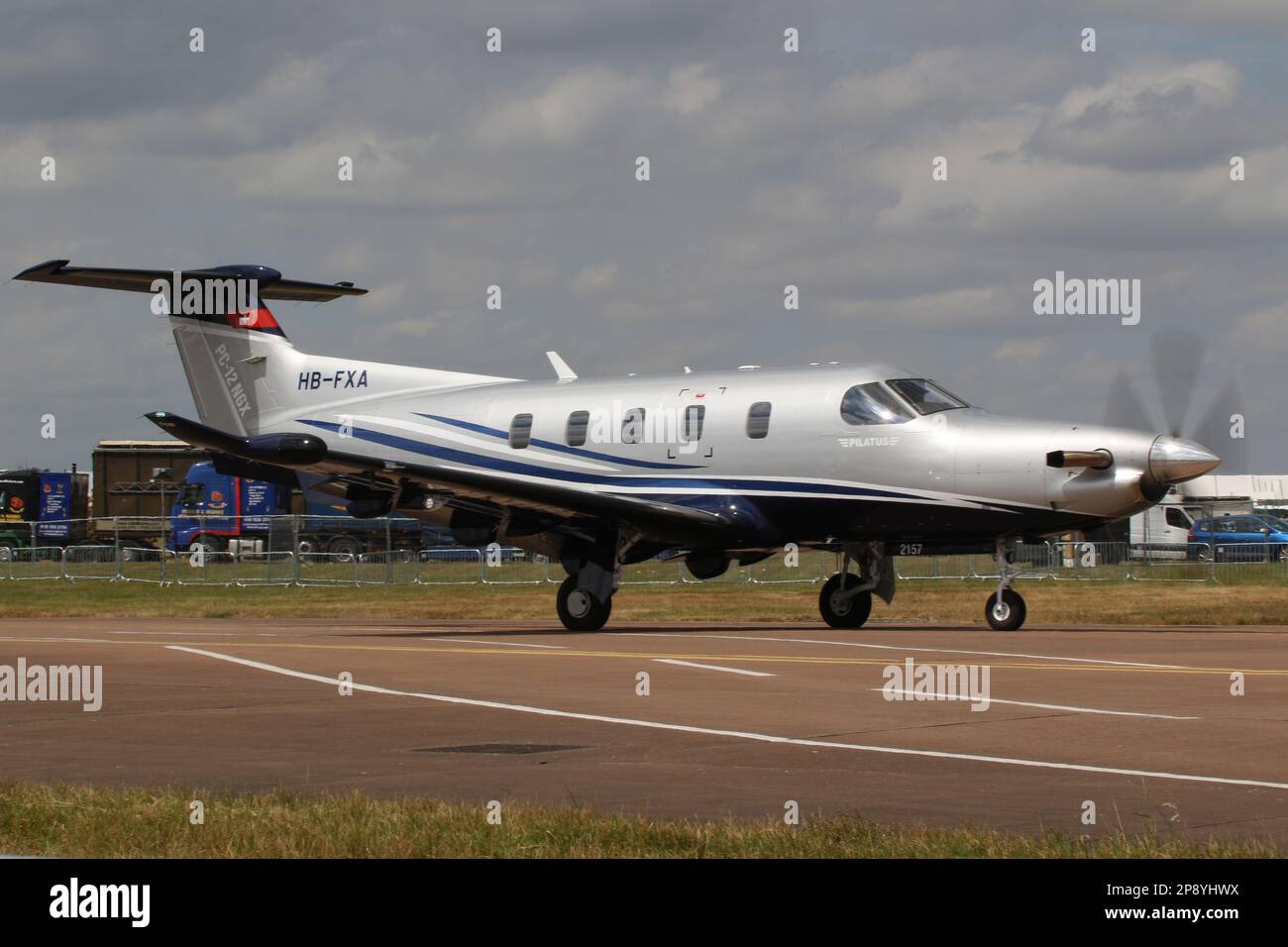 HB-FXA, ein von der Pilatus Flugzeugwerke AG betriebener Pilatus PC-12NGX, der während der Royal International Air Tattoo 2022 am RAF Fairford abfährt. Stockfoto